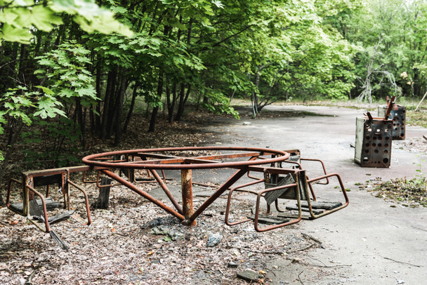 foyer sélectif du carrousel abandonné dans le parc vert
  - Photo, image