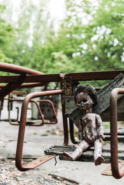 szelektív középpontjában a piszkos Baby Doll az elhagyott körhinta a csernobili  - Fotó, kép