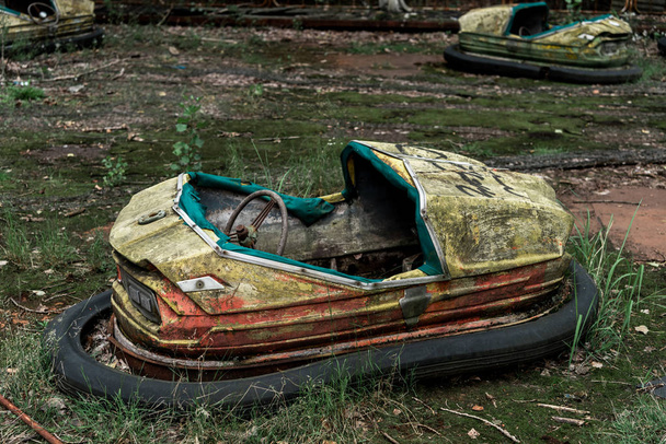 PRIPYAT, UKRAINE - 15 AOÛT 2019 : voitures de pare-chocs abandonnées et endommagées dans un parc d'attractions
  - Photo, image