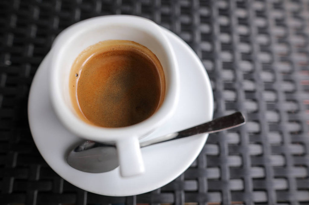Детали с белой керамической чашкой кофе и нержавеющей стали
 - Фото, изображение