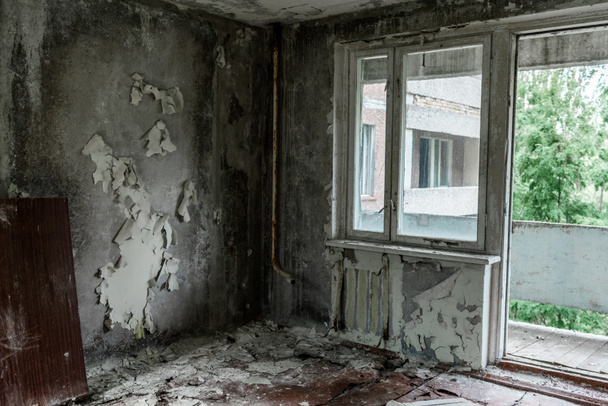 habitación dañada y sucia con paredes escamosas en chernobyl
  - Foto, imagen