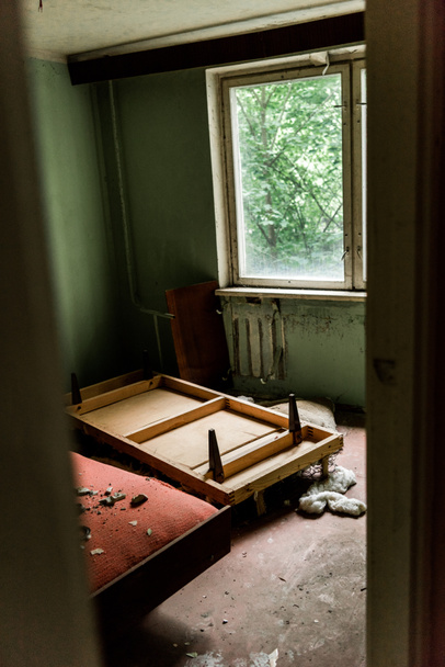 вибірковий фокус дерев'яного столу в брудній кімнаті в Чорнобилі
  - Фото, зображення