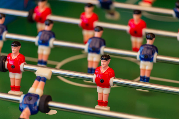Bir masa futbol maçında mavi vs kırmızı - Fotoğraf, Görsel