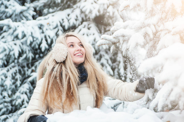 Usmívající se krásná žena se baví venku se sněhem. Koncepce zimních svátků. - Fotografie, Obrázek