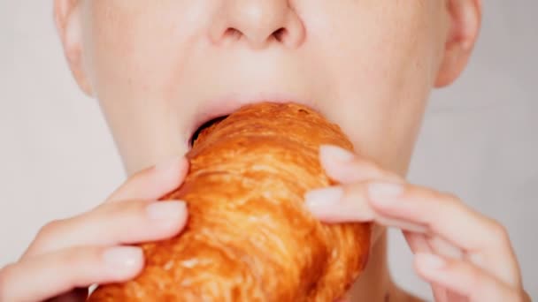alsó arcát kaukázusi nő szeplő eszik croissant - Felvétel, videó