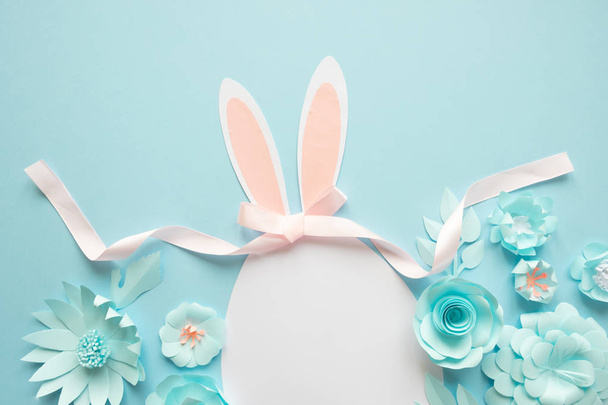 Happy easter. Easter egg made of paper on blue background. - Foto, Bild