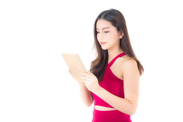 Mujer asiática sonriente en vestido rojo mirando tableta, chica mirada y
  - Foto, Imagen