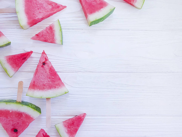 fresh watermelon pieces on a wooden background - Foto, afbeelding