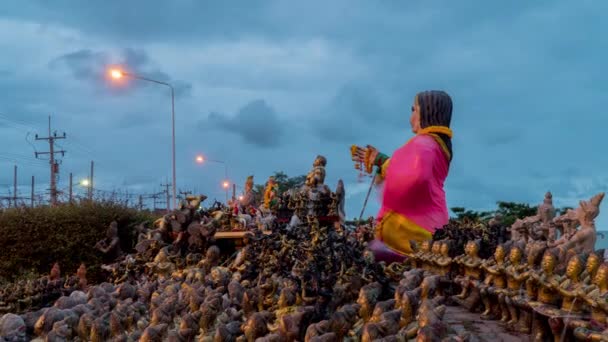 Zeitraffer befindet sich die riesige Damenstatue in der Literatur von sunthon phu an der Kreuzung des Saeng-Chan-Strandes in Thailand. - Filmmaterial, Video