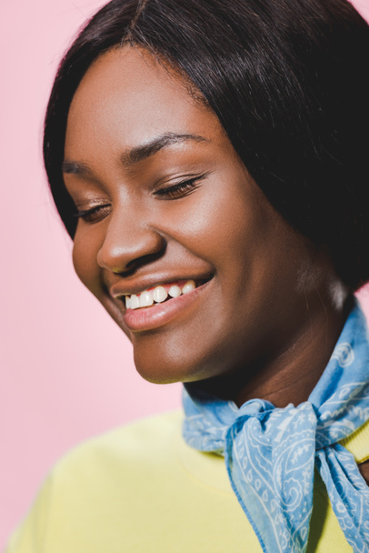 χαμογελαστή Αφροαμερικανή γυναίκα με μπλε φουλάρι απομονωμένη σε ροζ χρώμα  - Φωτογραφία, εικόνα