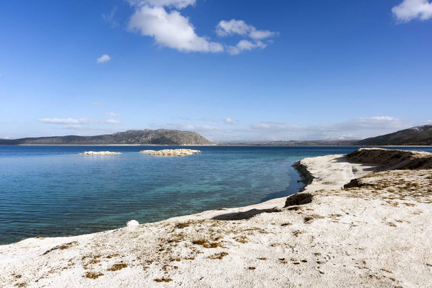 Gölü Salda Burdur ilinin bağlı Yeşilova ilçe sınırları güneybatı Türkiye'de orta ölçekli Krater Gölü olduğunu - Fotoğraf, Görsel