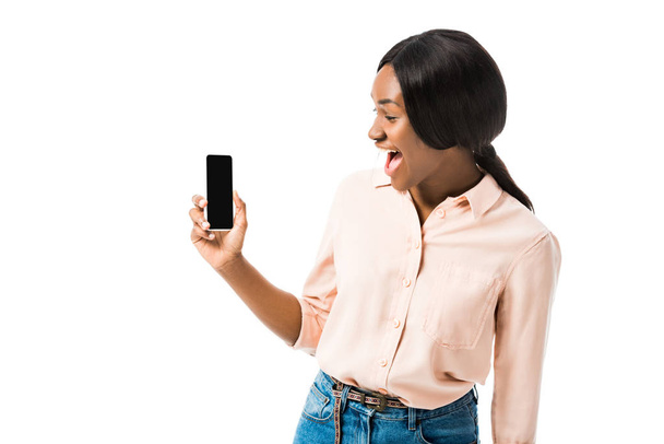 sorprendió a la mujer afroamericana sosteniendo teléfono inteligente con espacio de copia aislado en blanco
  - Foto, Imagen