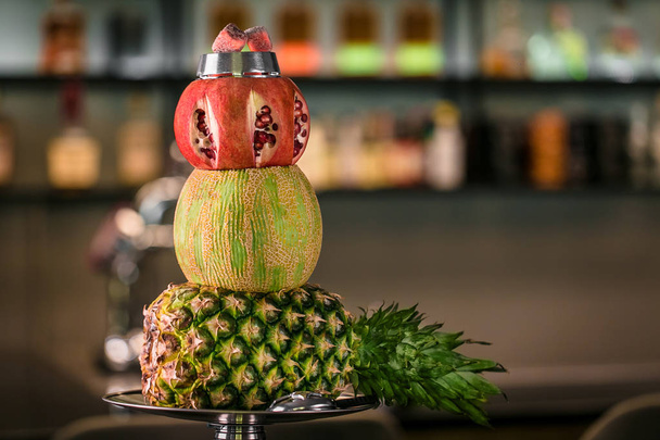 Moderni hedelmä vesipiippu kulhoon ananas meloni ja granaattiomena
  - Valokuva, kuva