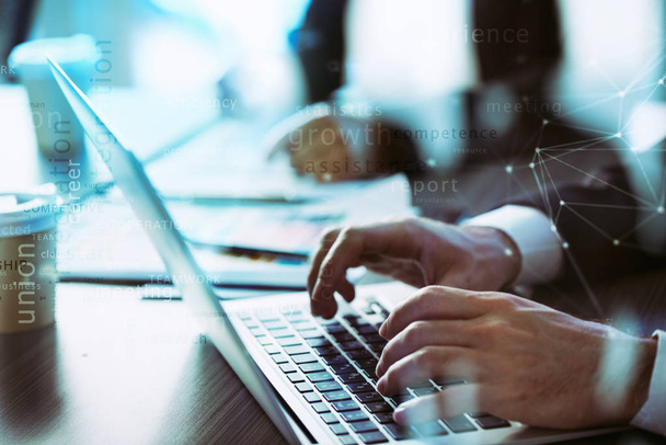 Деловой человек работает на ноутбуке в офисе с сетевыми и текстовыми эффектами
 - Фото, изображение