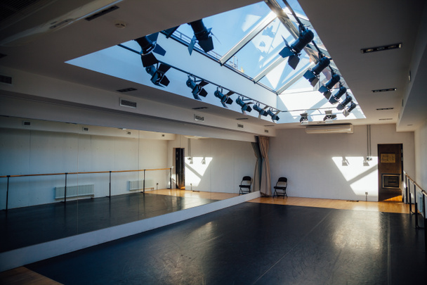 Порожній маленький зал з дзеркалом для танцювальних занять
 - Фото, зображення