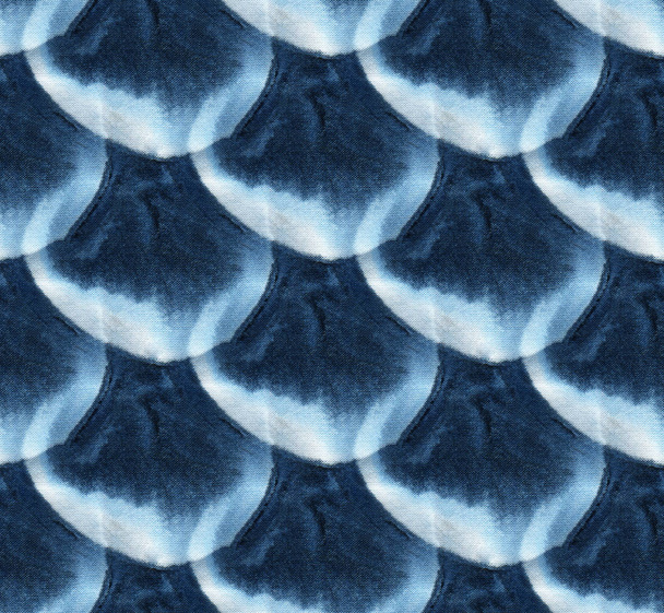 Naadloze tie-dye patroon van indigo kleur op witte zijde. Handschilderstoffen - nodulair batik. Shibori-verven.  - Foto, afbeelding