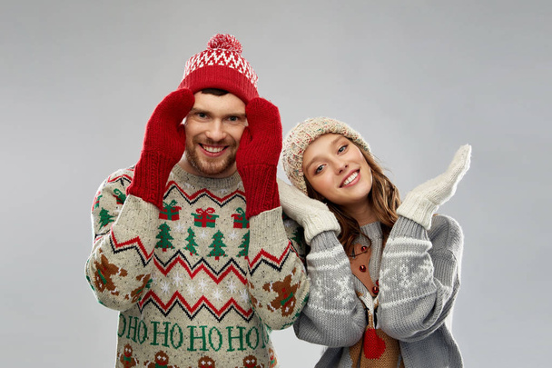 felice coppia a Natale brutto maglione partito - Foto, immagini