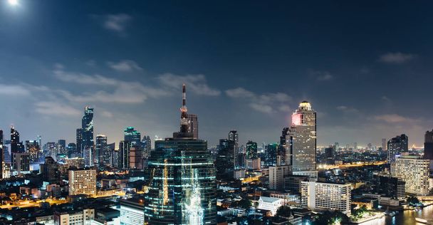 Stadt bei Nacht mit städtischen Gebäuden. Luftbild. - Foto, Bild