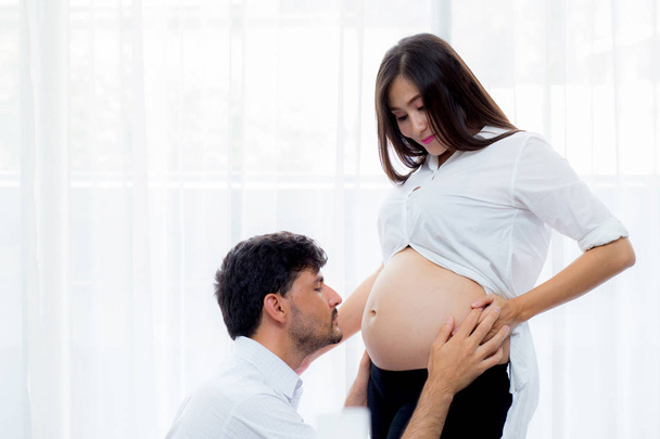 κοντινό επάνω σύζυγος φιλί έγκυος γυναίκα κοιλιά-αγάπη του πατέρα να t - Φωτογραφία, εικόνα
