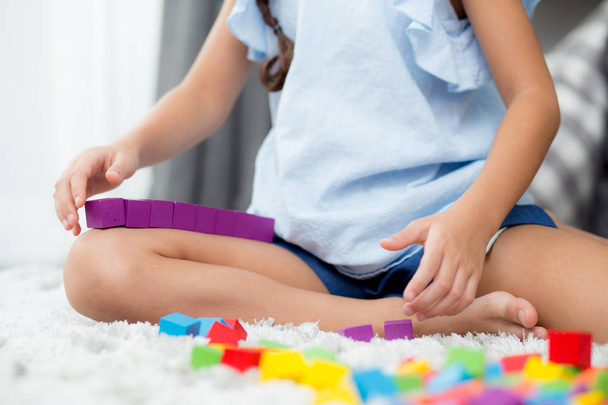Zavření dítěte při hraní s barevným plastovým blokem na FL - Fotografie, Obrázek