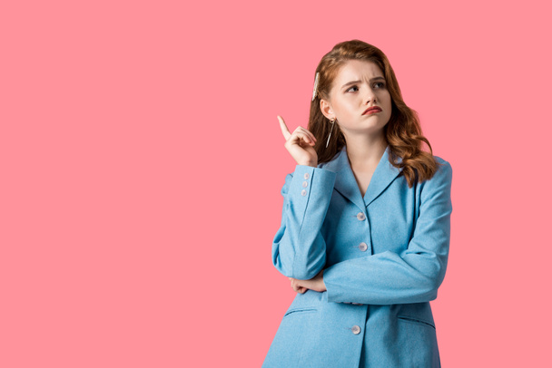 pensive redhead girl pointing with finger isolated on pink  - Foto, Imagem