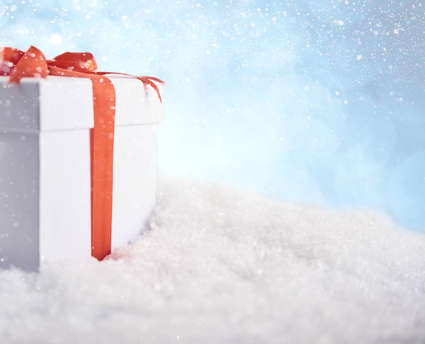Vánoční přání - červené ozdoby a sněhové vločky s sněžení - Fotografie, Obrázek