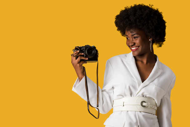 menina americana africana feliz tirar foto na câmera digital isolado em laranja
  - Foto, Imagem