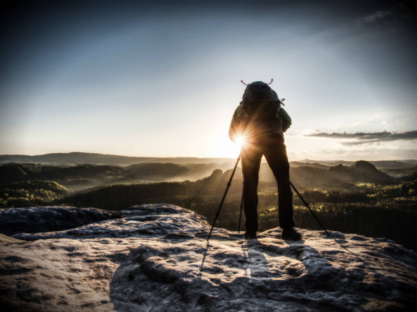 Úspěšný umělec fotografuje s kamerou v kopcích.  - Fotografie, Obrázek