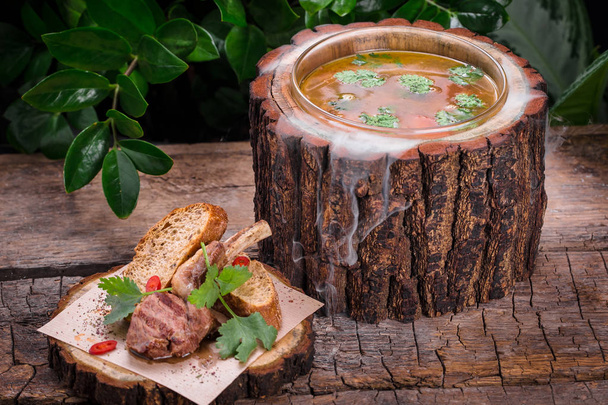 nacional tradicional ucraniano plato de sopa de remolacha en una tabla de madera
 - Foto, Imagen
