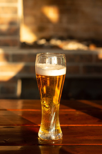 Glas Bier auf Holztisch, Nahaufnahme. - Foto, Bild