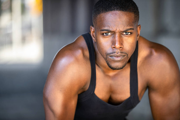 Inspiráló gyakorlat és fitness portréja afroamerikai férfi sportoló, intenzív és erőteljes kifejezése - Fotó, kép