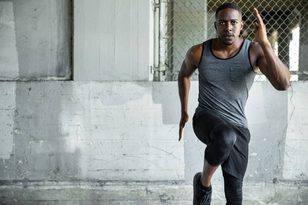 Африканский американец упражнения в городской местности на бетонной поверхности, кардио, высокая выносливость подготовки, копировальное пространство
 - Фото, изображение