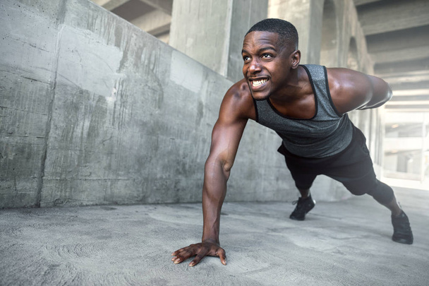 Intenzív push up izmos férfi sportoló képzés városi városi helyen, belváros fitness életmód - Fotó, kép