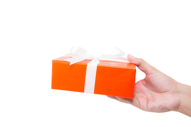 Caja de regalo roja cinta blanca sosteniendo la mano aislada en backgro blanco
 - Foto, imagen