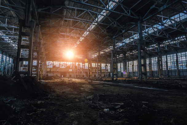 Sunlight of sunset in large abandoned industrial building of Vor - Foto, Imagen