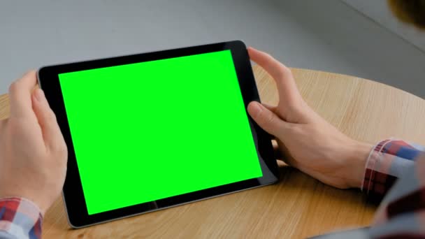Conceito de chave Chroma - homem olhando para computador tablet com tela verde
 - Filmagem, Vídeo