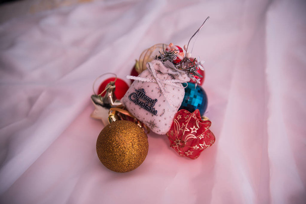  Різдвяні кульки на червоному тлі
 - Фото, зображення