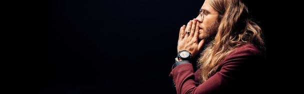 πανοραμική βολή του ανθρώπου στα γυαλιά ματιών με τα χέρια προσευχής απομονωμένα σε μαύρο  - Φωτογραφία, εικόνα