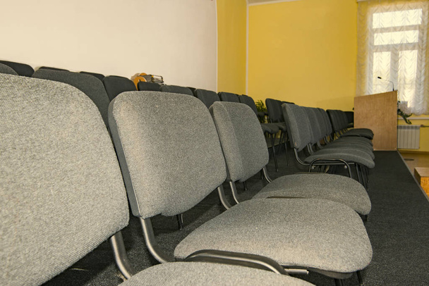 Άδειοι καρέκλες στο χολ για το ακροατήριο, το κέντρο επαγγελματικής εκπαίδευσης. - Φωτογραφία, εικόνα