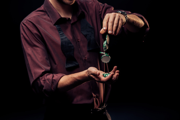 siyah izole poker fişleri atma adam kırpılmış görünümü  - Fotoğraf, Görsel