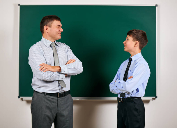 Portrait d'un homme et d'un garçon vêtus d'un costume d'affaires près du tableau noir concept d'apprentissage et d'éducation
 - Photo, image