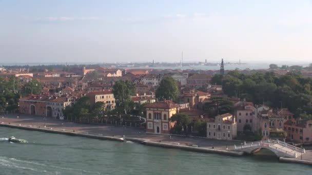 Венеция, Италия: Вид с воздуха на набережную Венеции: Променад "Riva dei Sette Martiri", Рио-де-Сан-Изепо и сад "Giardini della Biennale", (вид с круизного лайнера
) - Кадры, видео