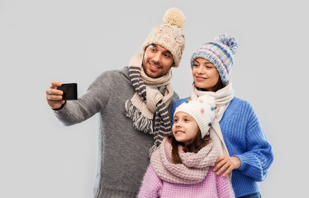 happy family taking selfie by smartphone - Fotoğraf, Görsel