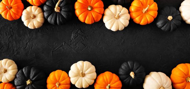 Banner de doble borde de calabaza de otoño en colores de Halloween naranja, blanco y negro sobre un fondo de piedra negro. Copiar espacio
. - Foto, Imagen