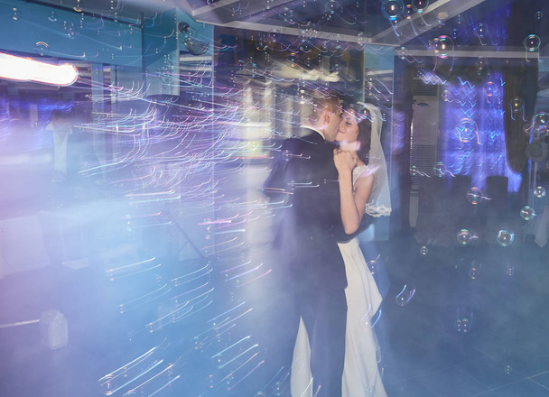 mooi Kaukasisch paar net getrouwd en dansen - Foto, afbeelding
