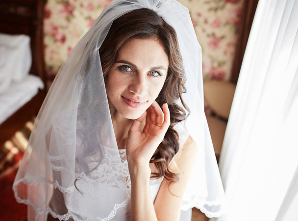 mooi fabelachtig gelukkig brunette bruid met stijlvol boeket - Foto, afbeelding