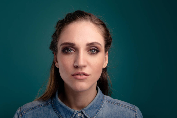 Портрет женщины с красивым лицом на темно-синем фоне
. - Фото, изображение