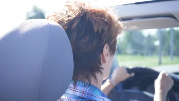 Nő vezet egy autót átváltható fő közúti-shot from hátsó ülés - Felvétel, videó