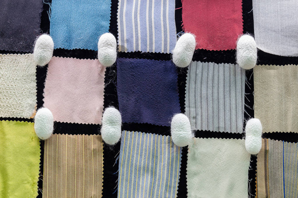 Зразки шовкової тканини та шовкові кокони
 - Фото, зображення