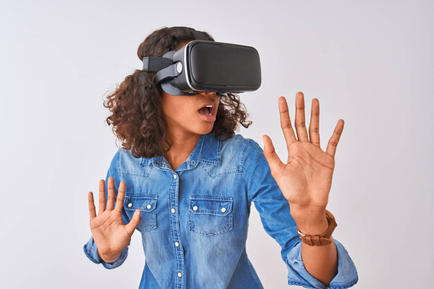 Fiatal afro-amerikai tinédzser lány játszik a virtuális valóság játék szemüveg - Fotó, kép